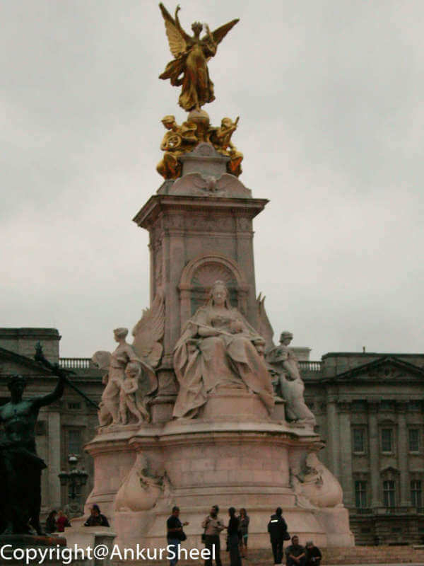 Statue at Buckingham Palace